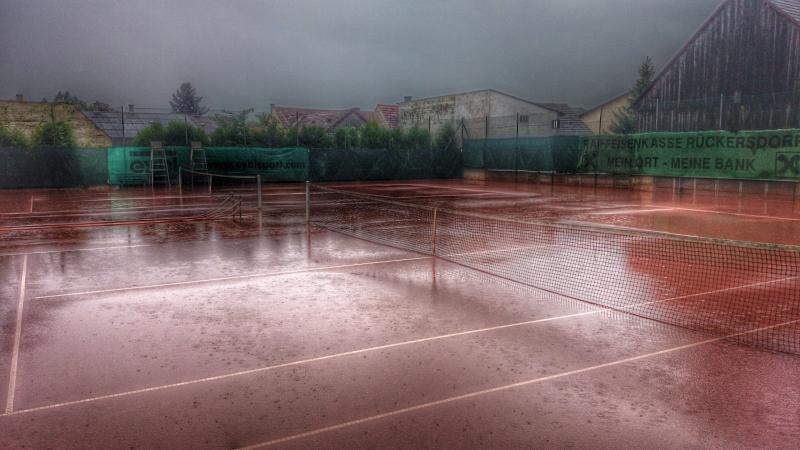 Tennisplatz bei Regen